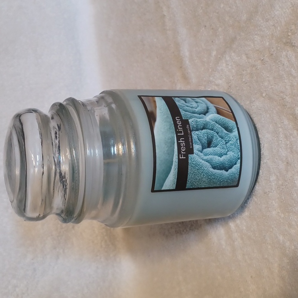 Fresh Linen scented candle 18 oz. From Old Williamsburg Candle Co.